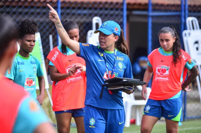 Camilla Orlando no comando da Seleção Brasileira feminina sub-20 em 2025