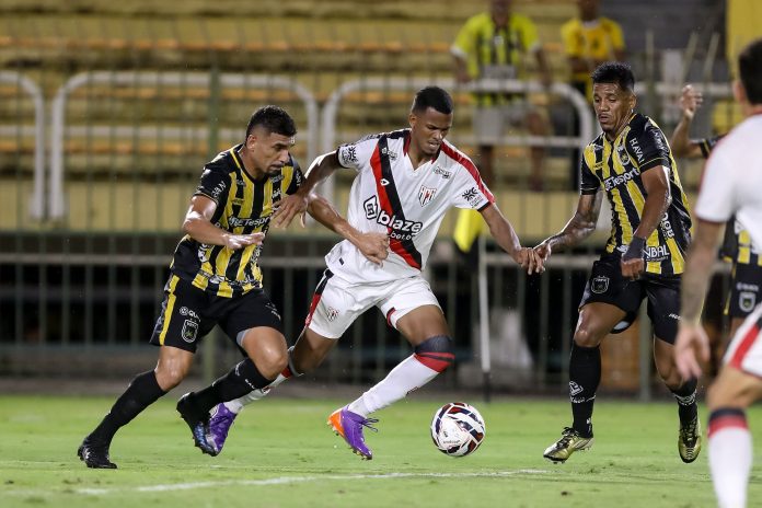 Talisson em Volta Redonda x Atlético GO - 32ª rodada da Série B 2025