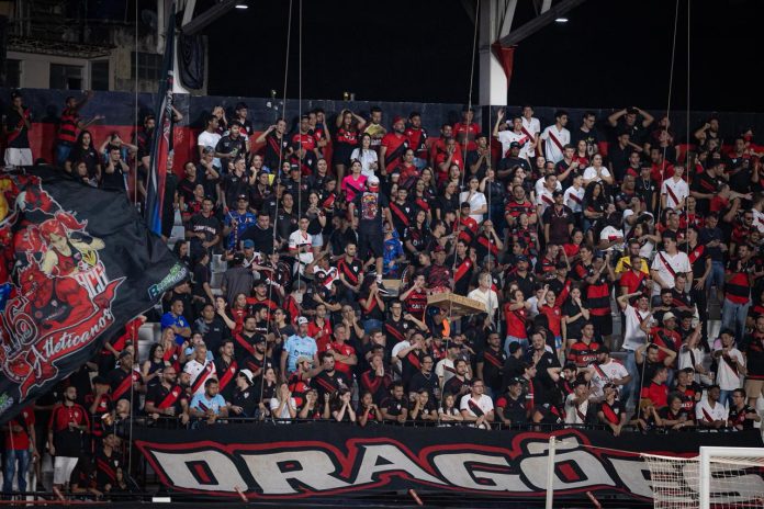 Torcida do Atlético-GO no Antônio Accioly