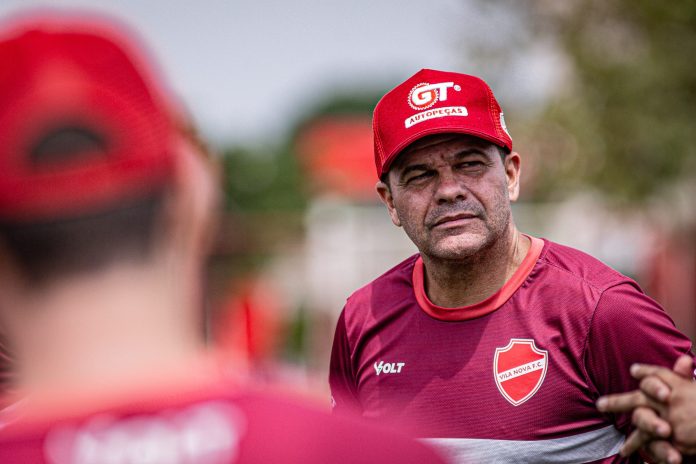 UMBERTO LOUZER TÉCNICO VILA NOVA FOTO ROBERTO CORRÊA ew